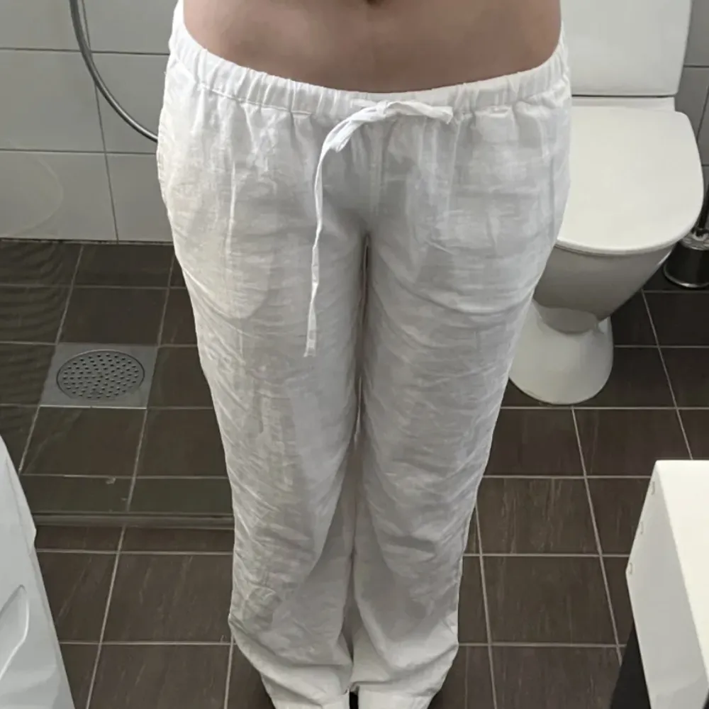 ⚠️INTRESSEKOLL⚠️. Intressekoll på mina vita linnebyxor från bikbok, säljer bara om jag får bra pris.❤️ inte mina bilder men skriv för fler bilder. Dessa är inte alls genomskinliga heller.. Jeans & Byxor.