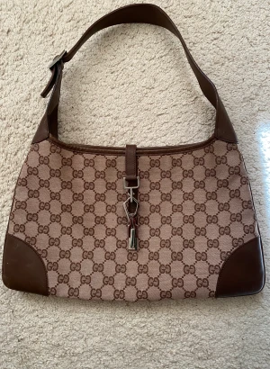 Gucci vintage - Jackie vintage Gucci cloth handbag i superfint skick.  Väskan är köpt på Vestiaire Collective för 4700kr.  Observera att väskan är vintage så lite slitage förekommer. 💕