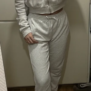 Grå mjukisdress H&M - Croppad hoodie  XS  Använt fåtal gånger 