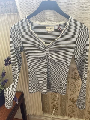 Långärmad topp - Somrig topp med gulliga detaljer köpt på Lindex för drygt ett år sedan💗 använd fåtal gånger, inga defekter