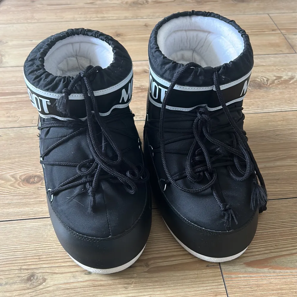 Säljer mina moon boots som jag köpte i vintras. Använda fåtal gånger. Storlek 39-41. Skor.