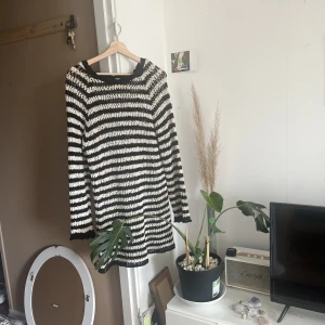 Virkad klänning  - Populär modell köpt på Stradivarius för ett år sedan, endast använd fåtal gånger. Sparsamt skick!