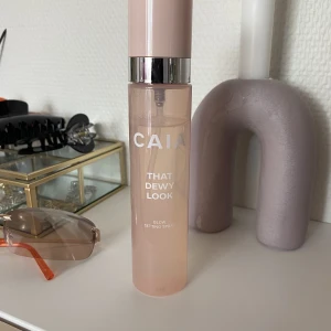 That dewy look Caia - Säljer denna setting spray från Caia Cosmetics! 