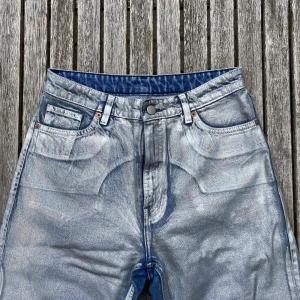 Silvriga jeans från Monki - Rensar garderoben! Normala i storleken. Jättefint skick! 