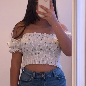 Topp - En gullig blommig off shoulder topp i mycket bra skick! Passar stl xxs-m💐🤍