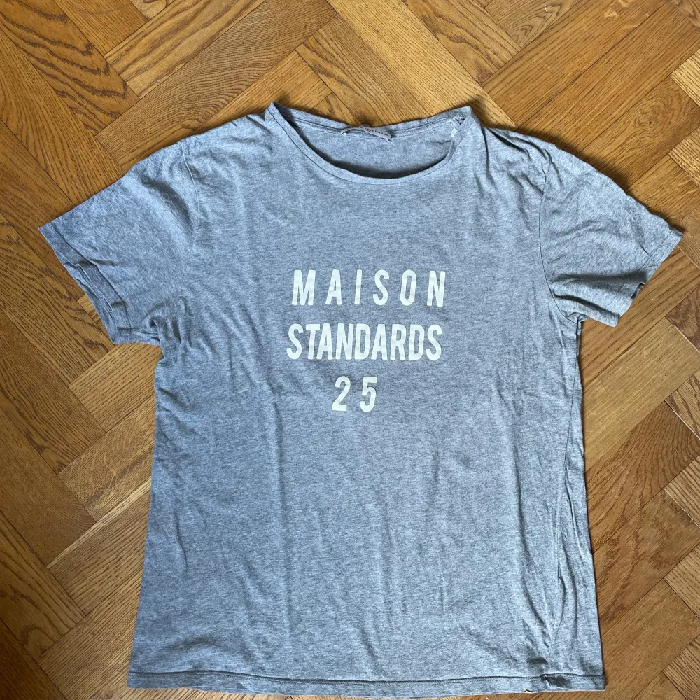 grå maison standards t-shirt till salu. Bra skick utan defekter. . T-shirts.