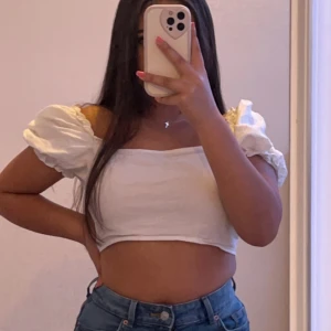 Topp med knyt  - Vit topp med knyt på ryggen! ✨🤍 Passar stl xxs-m