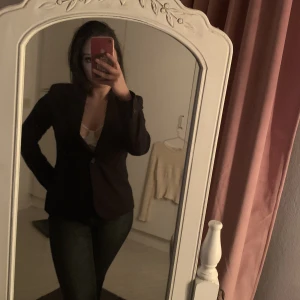 Kavaj/Blazer (ZARA) - En kavaj/blazer från ZARA köpt 2021 men mycket fint skick. Nypris cirka 500-600kr och säljer för 230kr+frakt 🖤 storlek 36