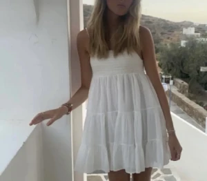 Super fin zara klänning😍 - (Lånad första bild) Säljer den super fina zara klänning då den tyvärr blivit för kort för mig😕 Inga andra defekter!