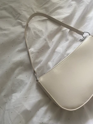 Hm väska  - Säljer denna jätte fina hm väska som knappt är använd❤️ ser helt ny ut! Köpt för 200kr på hm men kan tänkas sälja för 100kr men priset går att diskutera vid jätte snabb affär!❤️väskband ingår