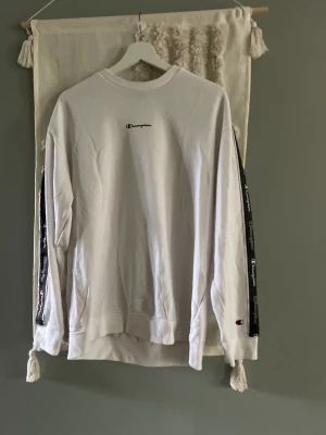 Champion sweatshirt  - Vit tröja med ligga längs ärmarna. Knappt använd. Pris kan diskuteras!