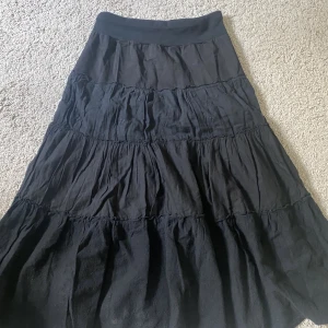 Svart långkjol  - Säljer nu denna svarta långkjol som är lågmidjad!💓köpare står för frakt