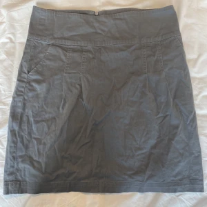 Grå kjol - Jätte gullig grå kjol som man kommer se ut som en riktigt Queen i 😱 jätte bra skick 