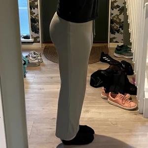 Gröna utsvängda mjukisbyxor - Är 178, byxorna är ganska för korta i benen, sitter dock bra i midjan och över rumpan. Rörliga byxor