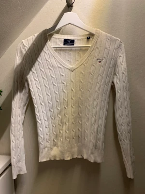 Gant Kabelstickad Tröja - Vit kabelstickad tröja från Gant. 