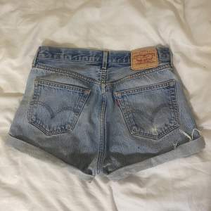 Säljer dessa jeansshorts från Levi’s