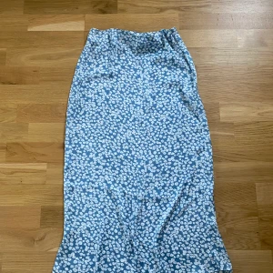 Blommig satinkjol - Söt blommig kjol från Only, använd fåtal gånger 