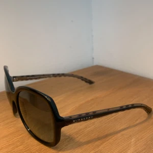 Burberry sol glasögon äkta - Äkta burberry solglasögon. Köpt för 2385kr. Säljer för 700kr 