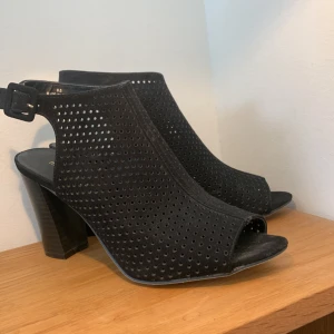 Madden girls klackar - Knappt använda. Morsans skor. 