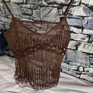 Vintage linne  - Säljs inte längre, fick den av min moster men har själv inte använt💗  toppen skick och verkligen jätte snygg men inte min stil   Tryck gärna på köp nu❤️