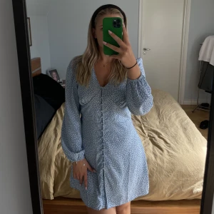 Sommarklänning  - Jättefin sommarklänning från Nelly X Glamorous. Ljusblå med leopardliknande prickar på och knappt fram. Storlek 40. Använda gärna knappen ” köp nu”. 