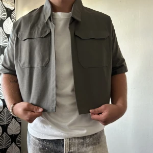 Croppad tröja  - Croppad tröja från gens0 studios, passar folk som bär M/L, skick 9/10