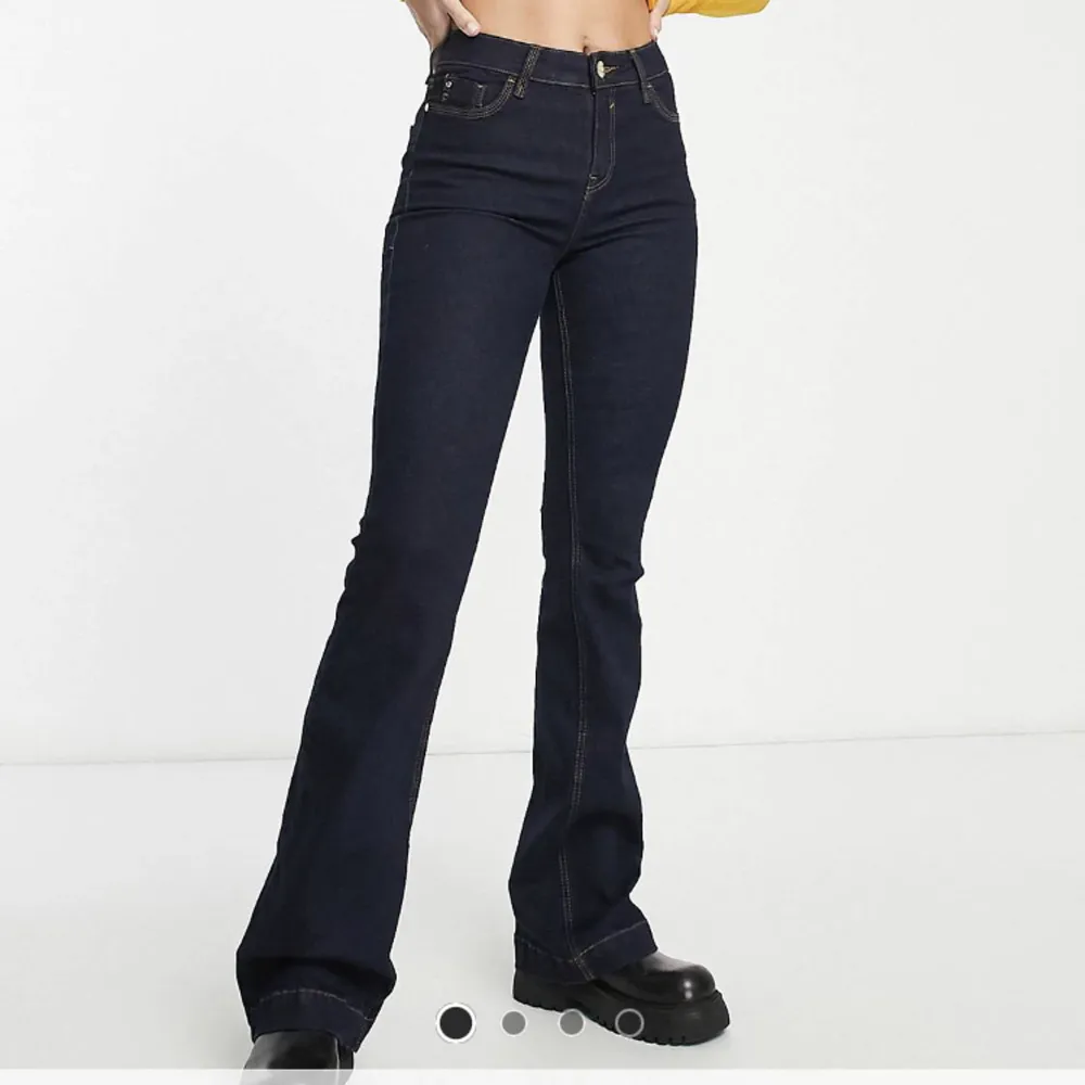 Helt nya bootcut jeans från river island men köpta på asos! Det är i princip svarta, alltså inte färgen på bilden. Kan skicka fler bilder om det önskas! Men super fin passform🤩. Jeans & Byxor.