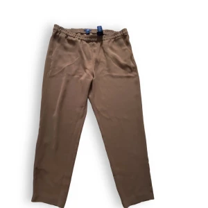 Bruna kostym byxor  -  Säljer dessa här bruna kostym byxorna som knappt är använda, de är inte varma att ha på sig och är väldigt eleganta. 