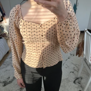 Prickig blus - Söt prickig urringad blus i nyskick. ❗️3 för 2 på allt❗️