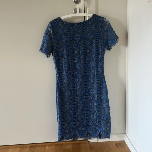 Klänning  - Klänning blå spets