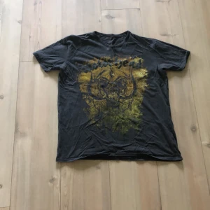 Motörheads t-shirt - Cool Motörheads t-shirt, två färgfläckar uppe vid halsen men dem ser man inte, stl S man. Kontakta för fler bilder🖤