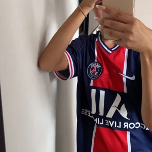 Psg tröja  - Säljer min fina psg tröja i ny skick . Storleken är bra beroende på hur du vill att den ska sitta så skriv gärna till mig. Kan gå ner i pris vid snabb affär ❤️