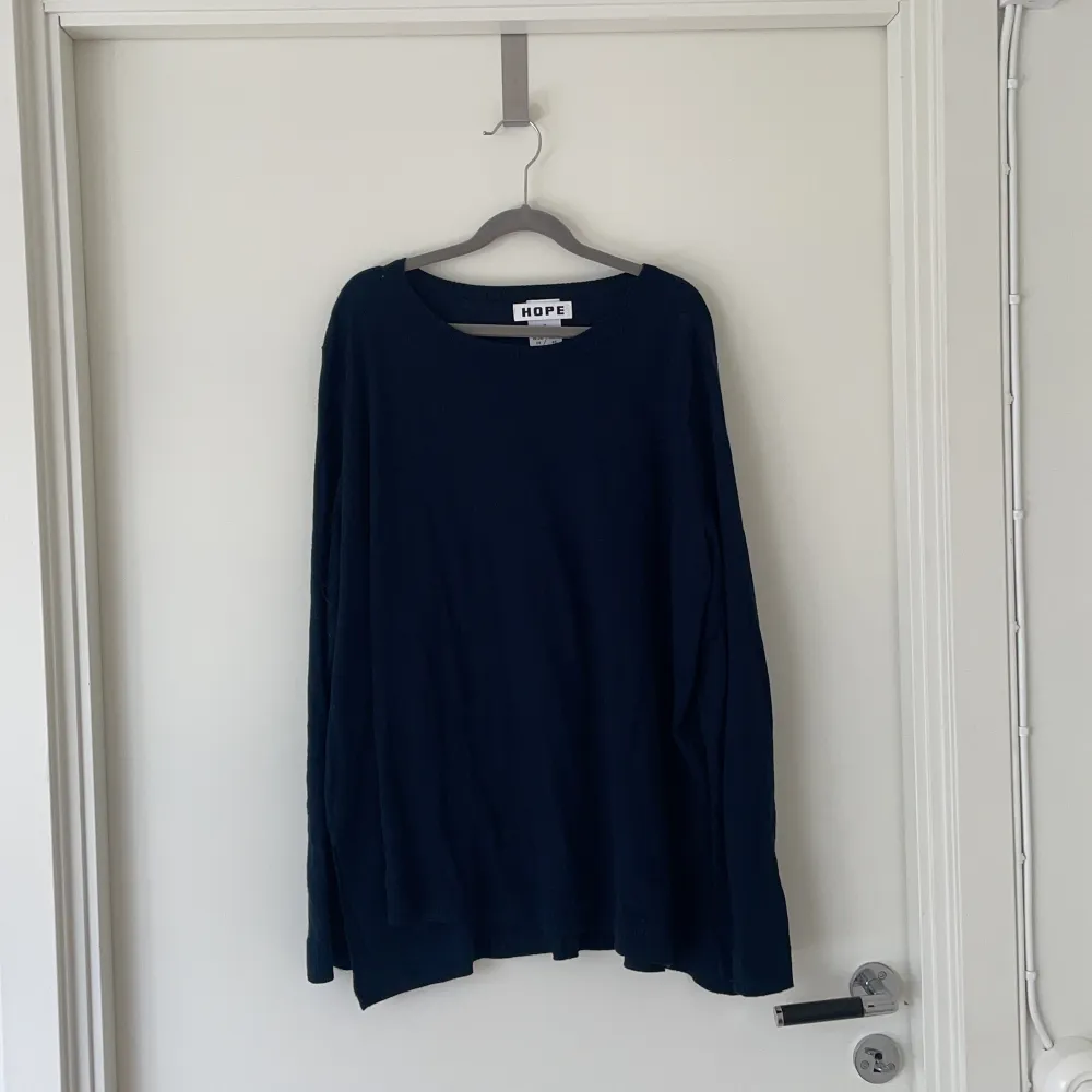 Oanvänd marinblå finstickad tröja från HOPE💕lite poncho aktig. Tröjor & Koftor.