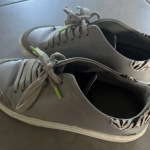 Axel Arigato sneakers - Säljer dessa super snygga sneakers från Axel Arigato. I bra skick, använda endast ett fåtal gånger. Priset kan diskuteras och köparen står för frakten❤️