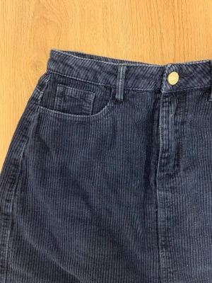 Manchester kjol - Manchester kjol i en jättefin blå färg som tyvärr inte passar mig!🫶🏼