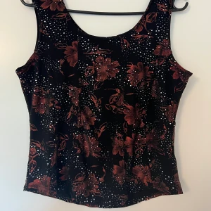 Tank top blouse with design - Woman’s corset like tank top blouse with a beautiful flower design and jewels. Y2K vibes & super comfortable and cute!!
