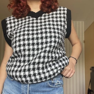 Rutig virkad väst - en kompis till mig gjorde denna och jag använder den tyvärr alldeles för sällan för att den ska vara kvar😩jättebekväm och bra nu till hösten🫶🏼bra skick (inga lösa trådar, hål, fläckar osv.) 