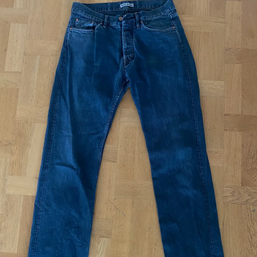 Acne Jeans Straight Fit 32/32  Väldigt fina Acne Jeans.  Köptes för 1000kr . Jeans & Byxor.