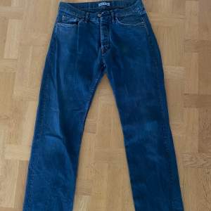 Acne Jeans Straight Fit 32/32  Väldigt fina Acne Jeans.  Köptes för 1000kr 