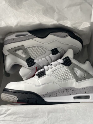 Jordan 4 white cement - Helt nya jordan 4 i storlek 42 Har ingen låda då min mamma kastade ut den🥲