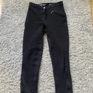CRW Ridbyxor  - Säljer mina helskodda CRW ridbyxor pga att jag växt ur dom❤️ Perfekta för Hösten, våren och vintern❤️ Bra skick. Tänkte väl ta 200kr för dom + frakt❤️ Köpte från Hööks❤️ Nypris är ca 600