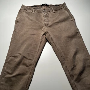 Beige chinos  - Beige chinos som säljes för att de är för små. Storlek 31. Bra med stretch i byxorna  Nypris 1500kr