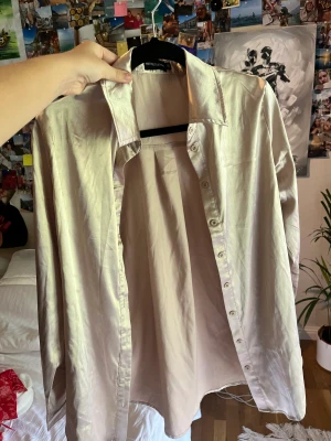 Champagneglänsande skjorta - Så så fin skjorta! Helt oanvänd  Från Pretty Little Thing 🩷  Storlek S