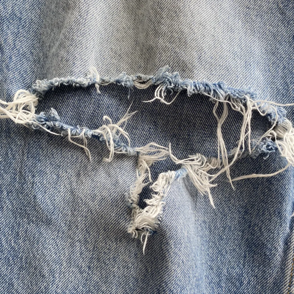 Jeans från Ginatricot i modellen ”90s highwaist” använda men i bra skick! Har blivit en ”reva” vid hålet på höger knä men inget som stör☺️. Jeans & Byxor.