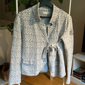 Fin och användbar kofta - Mycket fin, stickad kofta, blå-grå och vit i mkt fint skick. 