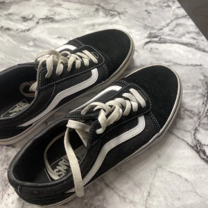 Vans skor - Vans skor i ett väldigt bra skick, använt 2 gånger. Går att frakta eller hämta upp i Örebro. Stl 38