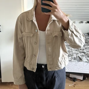 Beige jeansjacka  - Beige jeansjacka från Gina tricot 🫶🏽jätte fint skick! 