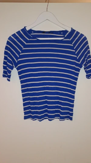 randig blå tröja - Randig blå tröja från Lindex i stl S, väldigt fin med lite längre ärmar. den blå färgen på bild 2 är mer lik verkligheten, hör gärna av dig vid funderingar 😊