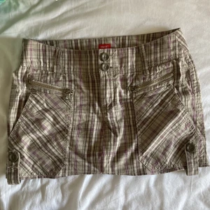 Kjol esprit - Ascool kjol från esprit med detaljer! I storlek 38, midjemått ca 80 cm, frakt tillkommer! Tar emot prisförslag!!!