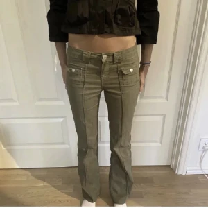 Gröna jeans - Supercoola gröna jeans (prislappen kvar). Nyligen köpte men upplever att de är för stora på mig tyvärr❤️(kan bytas mot ett par i strl 34)